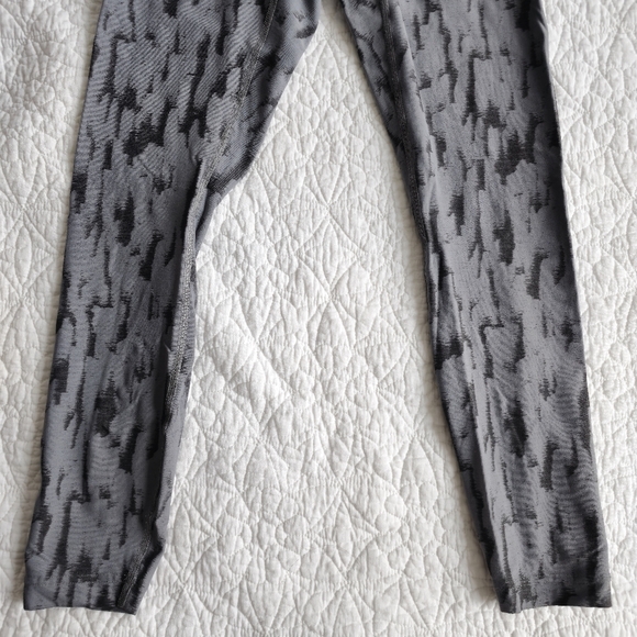 Lululemon InStill High-Rise Crop Tight 23" - Camo Asphalt Grey Black - Picture 6 of 15